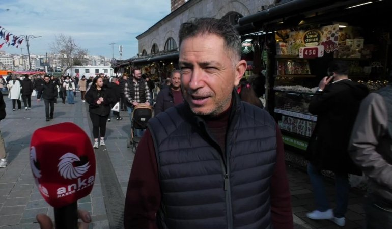 Aile Yılı’nda evlenenler azaldı, boşanmalar arttı… Eminönü’nde ANKA’ya konuşan vatandaş: Bir kilo hurma 650 lira. Aylığım 28 bin lira. 12 saat çalışacağım bir kilo hurma için. Bu şekilde nasıl çocuk yapalım?