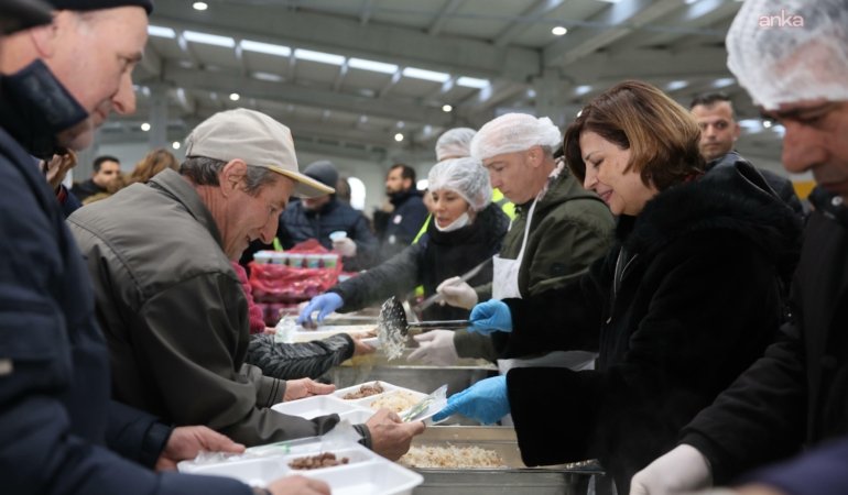Eskişehir Büyükşehir Belediye Başkanı Ünlüce, Mahmudiye’de vatandaşlarla iftar yaptı