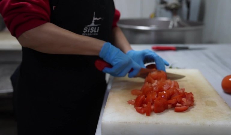 Şişli Aşevi’nde hazırlanan yemekler, ihtiyaç sahibi hanelere ulaştırılıyor