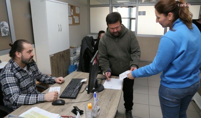 Edremit Belediyesi’nden ihtiyaç sahibi vatandaşlara alışveriş kartı desteği