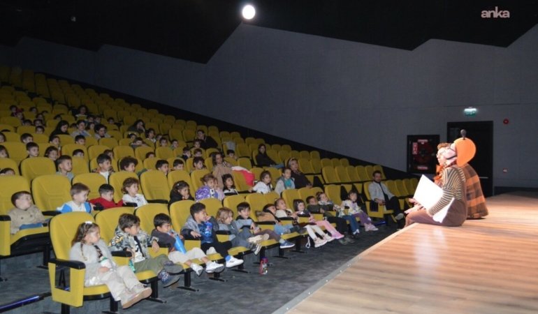 Konyaaltı’nda çocuklar tiyatro etkinliğinde eğlendi