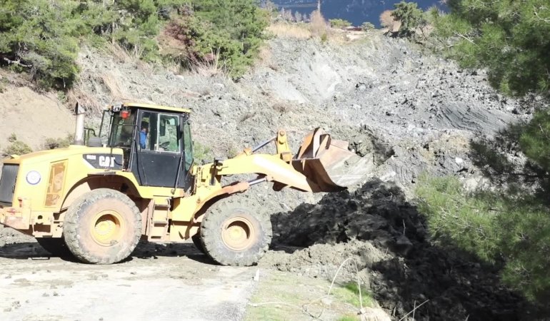 Muğla Büyükşehir Belediyesi, Seydikemer’de heyelan nedeniyle kapanan yolu ulaşıma açıyor