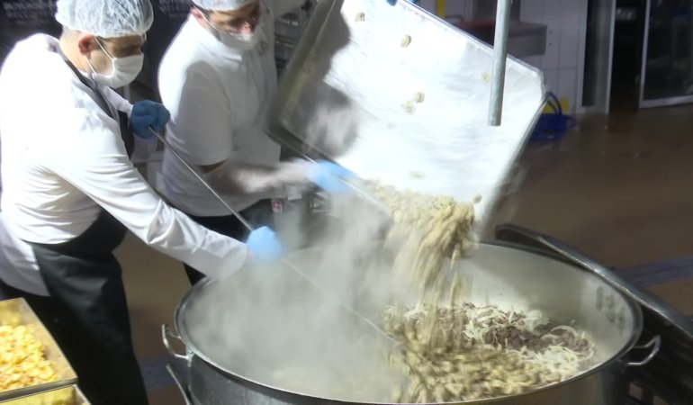 İftar bereketi İzmir Büyükşehir’in aşevinden sofralara uzanıyor