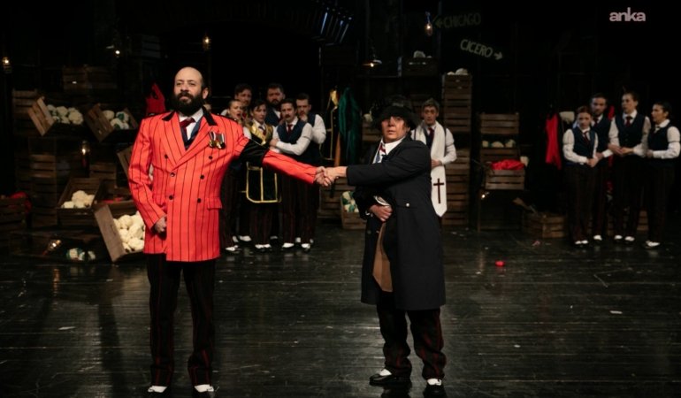 İzmir Şehir Tiyatroları’ndan görkemli prömiyer